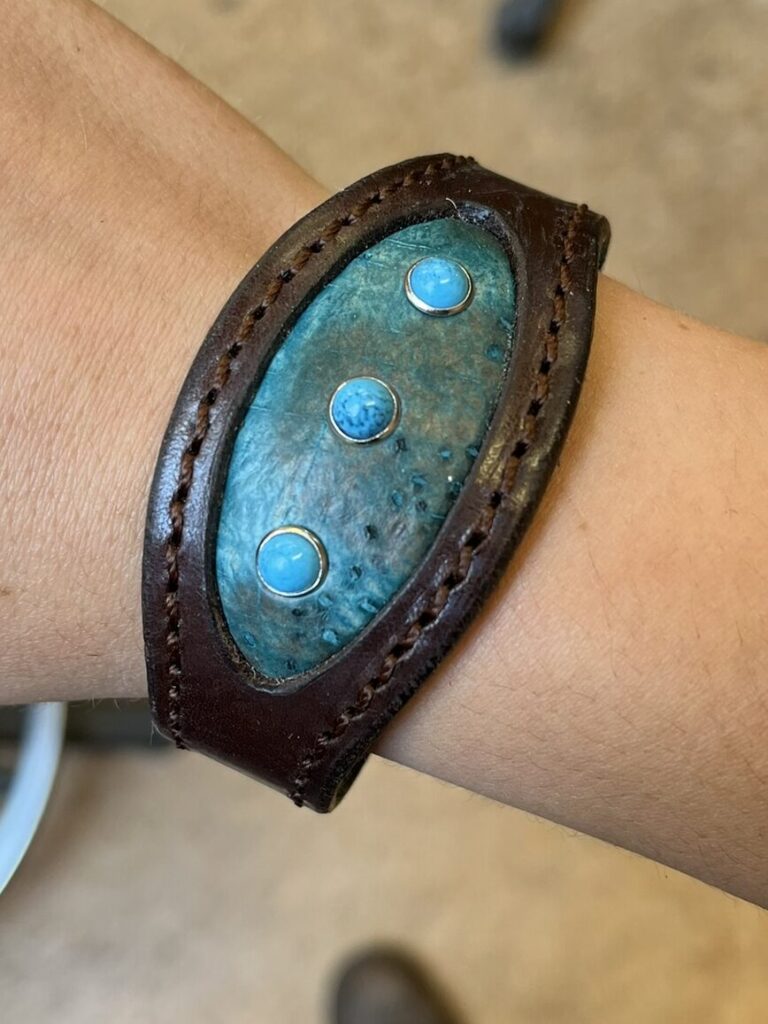 Dunkelbraunes Lederarmband mit Türkisen und Fischleder vom Seewolf