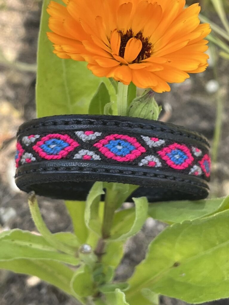 Schwarzes Lederarmband mit geknüpftem Detail Freundschaftsbändchen pink blau grau