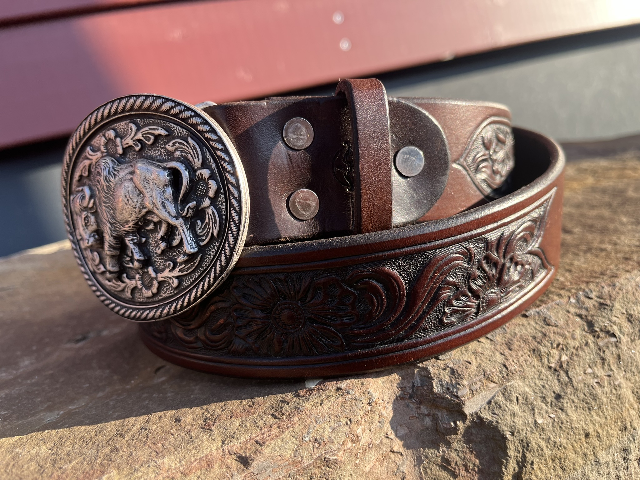 super robuster ledergürtel mit aufwendiger handgemachter blumen prägung punzierung und büffel bison schnalle westernstyle 4 cm breit